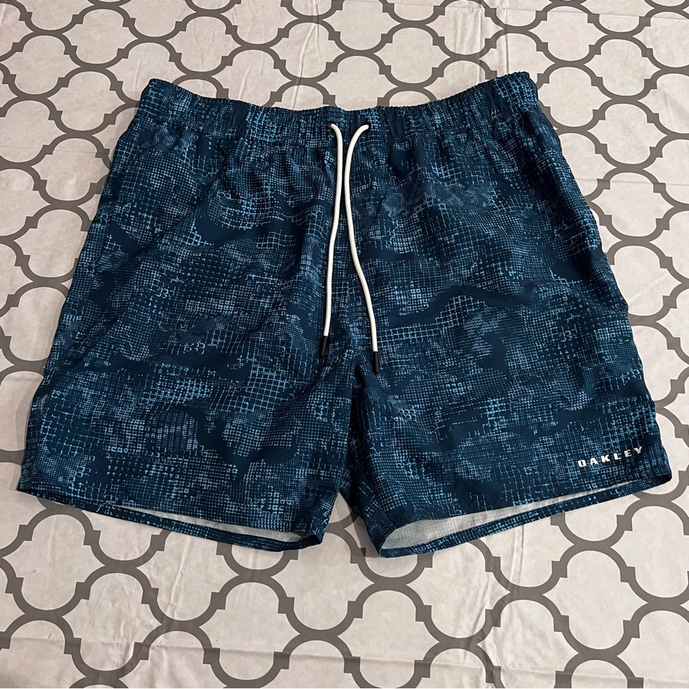 Oakley Shorts Men’s Size XL Drawstring Athletic 100% Polyester Camo Glitch